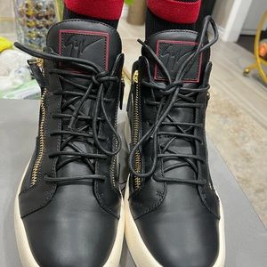 Mens authentic Guiseppe Zanotti leather boots/sneakers.